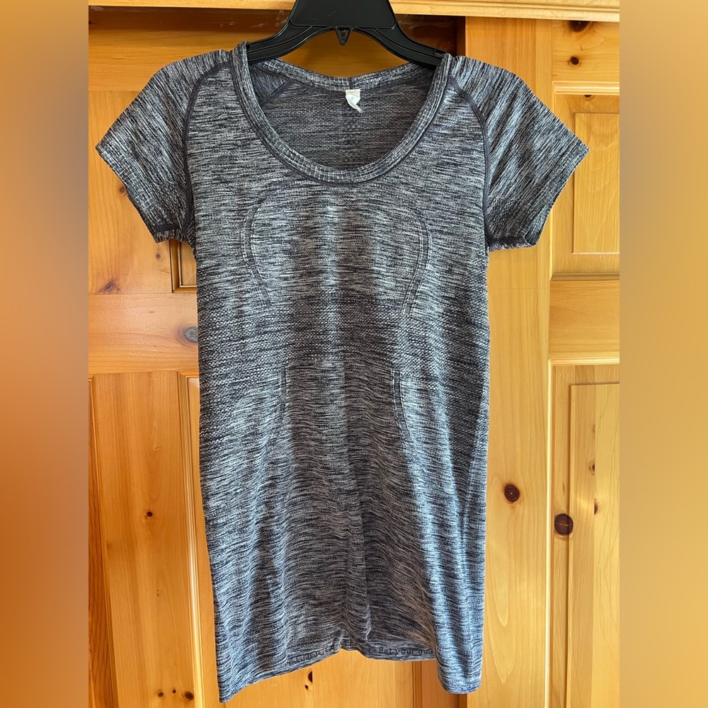 SIZE 6 Lululemon Short Sleeve Top
Gray - EUC
NO rips, stains, or tears